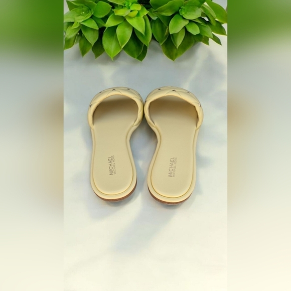 Michael Kors Women's Rina Slide Sandals In Buttercup Size 7 (New) - Picture 5 of 9